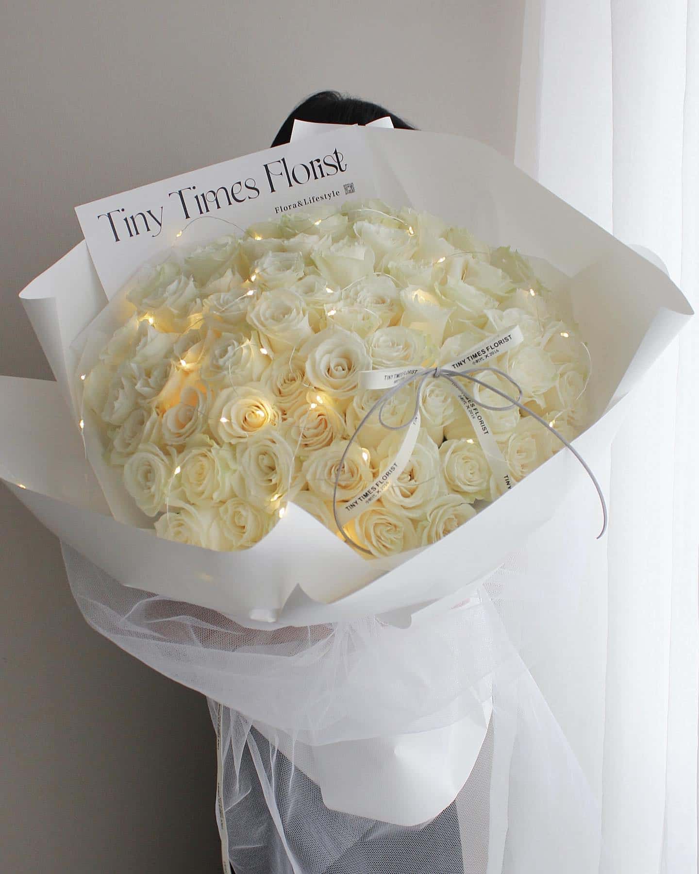 W66 white roses+ organza